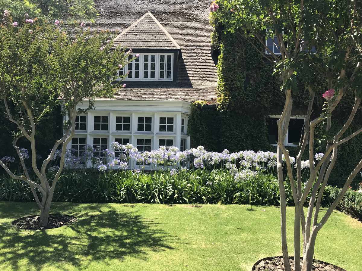 Jardín y macizos florales frente a la casona del Club de Polo y Equitación San Cristóbal