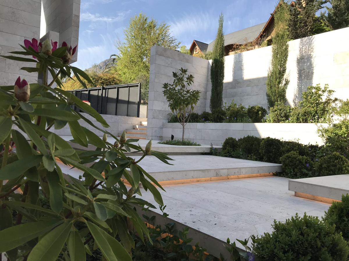 Jardín construido por CV Paisajismo en una casa de Lo Barnechea
