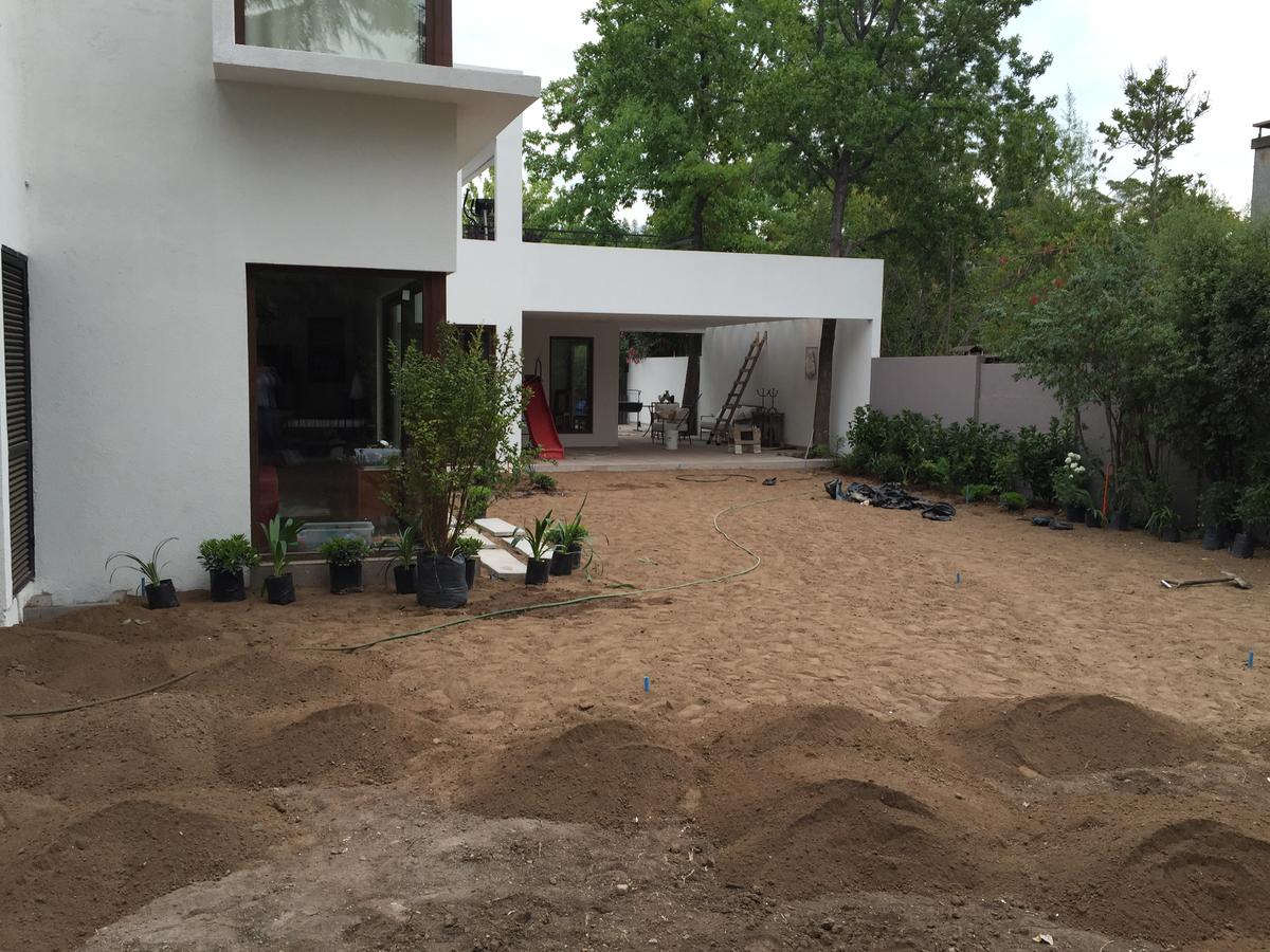 Terreno removido antes de la construcción de un jardín en Las Condes