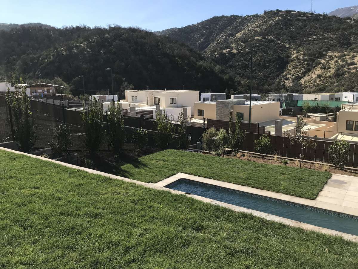 El mismo jardín de Lo Barnechea terminado, con piscina y césped