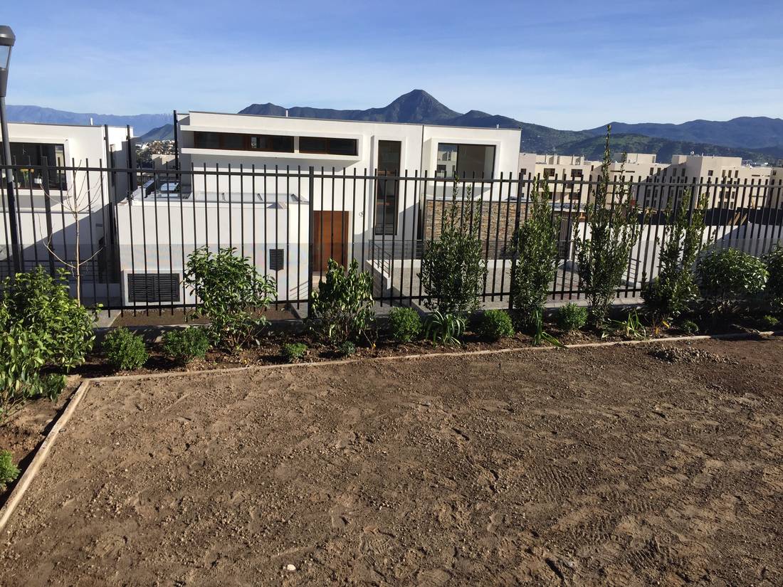 Construcción de jardín: macizos recién plantados en una casa nueva