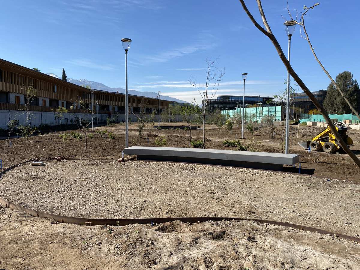 Movimiento de tierras al inicio de la construcción de un parque empresarial en Vitacura
