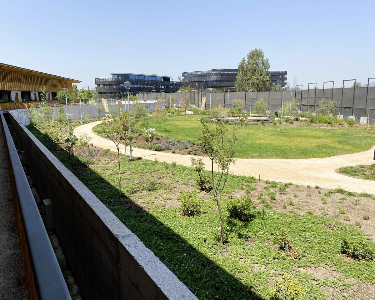 El mismo parque empresarial de Vitacura un año después, con la vegetación consolidada