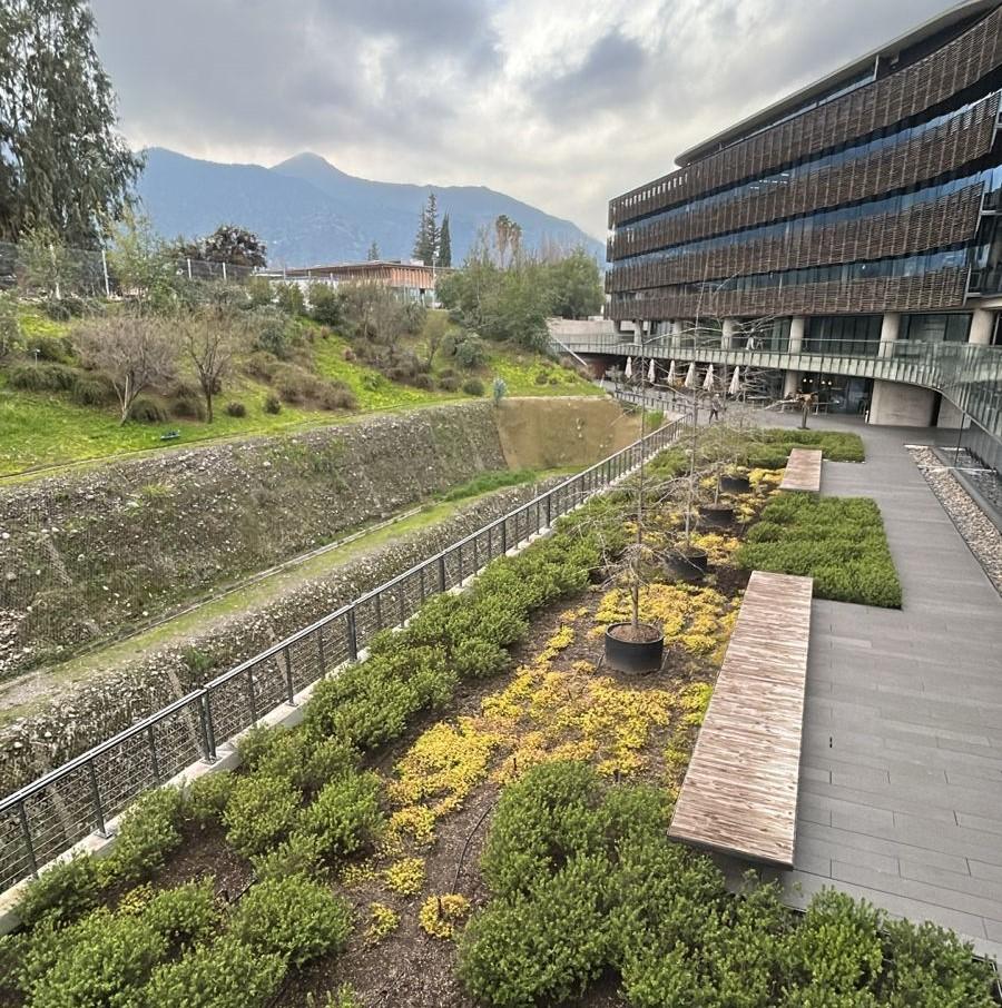Terraza con jardineras en un edificio de oficinas en Vitacura
