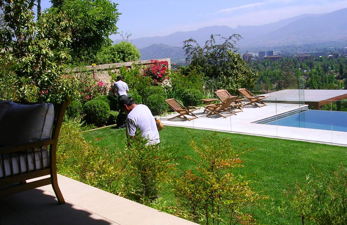 Equipo de CV Paisajismo trabajando en el jardín de una casa particular en Lo Barnechea