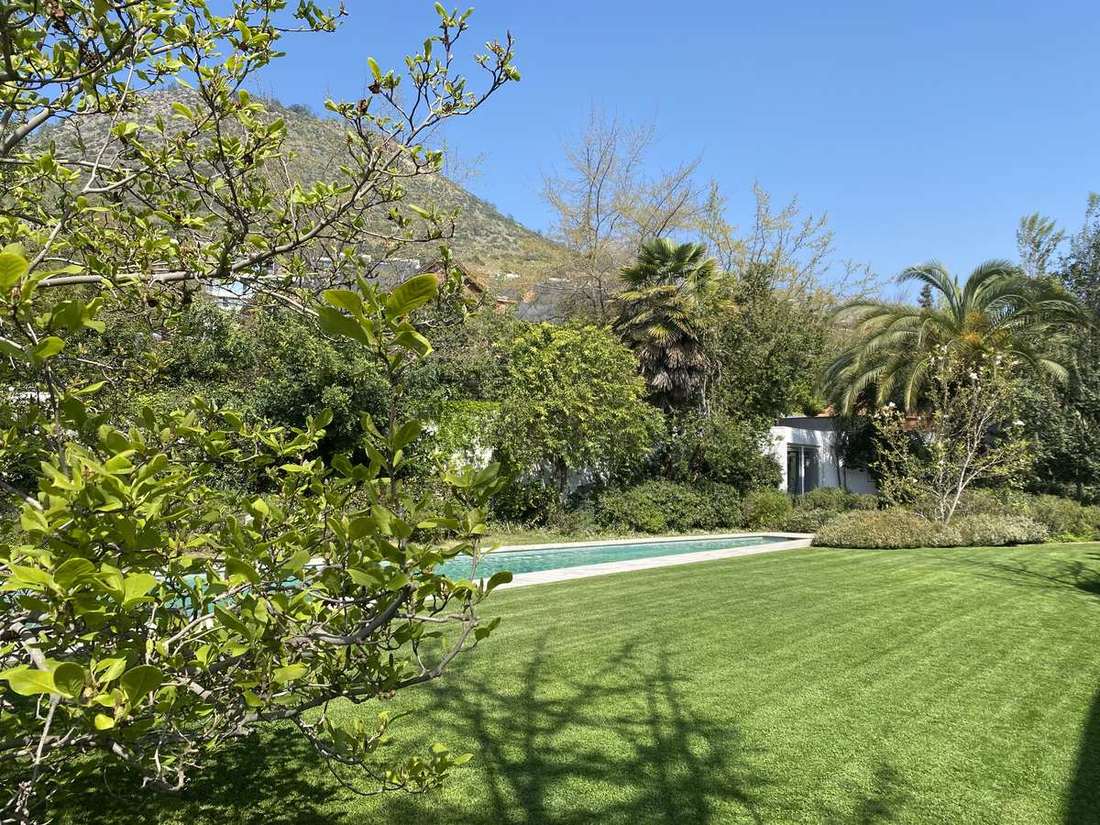 Jardín de casa particular con pradera y arbolado en Santiago