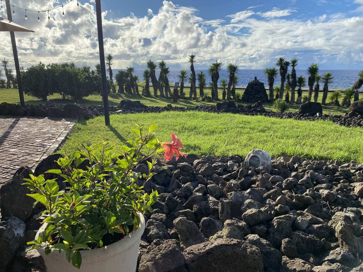 Macizo sobre roca volcánica con vista al mar en el hotel Nayara Hangaroa, Rapa Nui