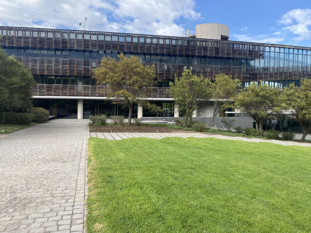 Pradera frente a un edificio de oficinas en Vitacura