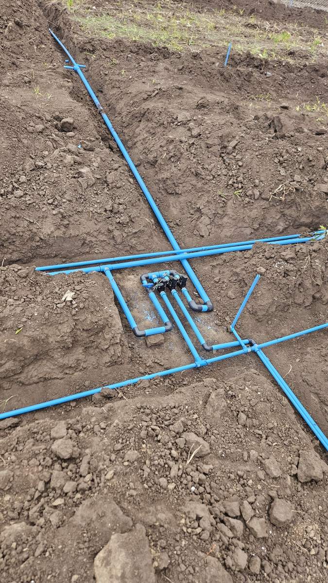 Trazado de tuberías de riego automático en obra, antes de cubrir las zanjas